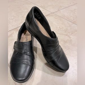 Clarks Collections Everlay Tara in women’s size 6.5(us).